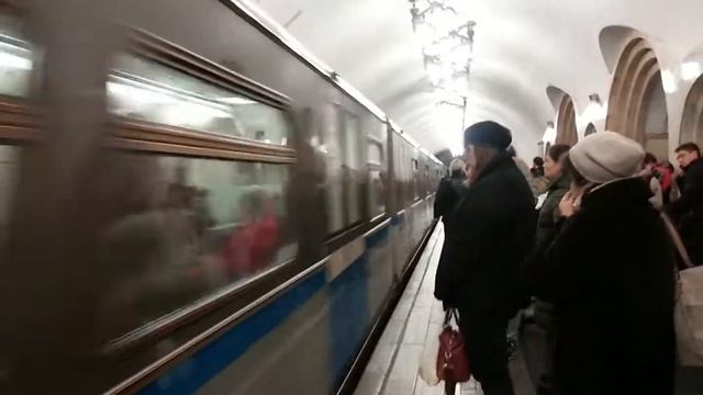 81-740/741.4 Русич На станции Добрынинская смотреть онлайн