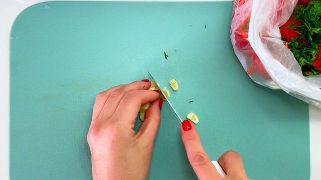 Новый рецепт малосольных огурчиков! Это гениально! Простой рецепт О Еде смотреть онлайн