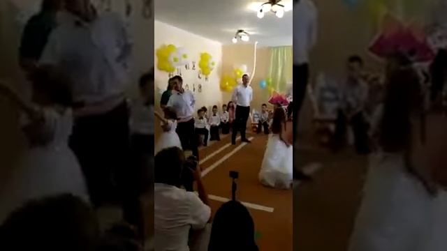 Катруся танцует с папой вальс , на выпускной садика ! смотреть онлайн