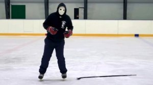 Перебежка СПИНОЙ на коньках | Обучение катанию на коньках | (Перезалито)