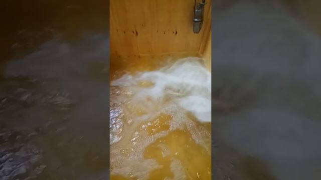 Заполняю водой ёмкость из фанеры