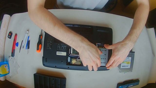Disassembly Cleaning  Acer Aspire 5737 Z Part 1 - Remove Covers, Battery, Hard Disc, DVD, Keyboard