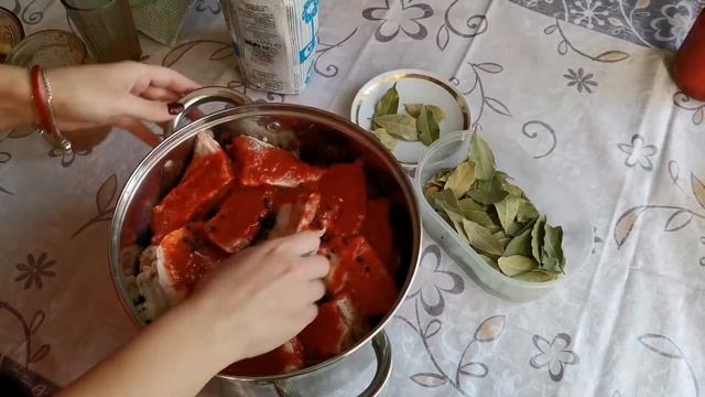 Шашлык из свиных рёбрышек в томатном маринаде смотреть онлайн