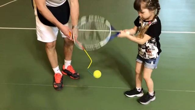Дети и теннис. Зарина и Даша на тренировки по теннису! смотреть онлайн