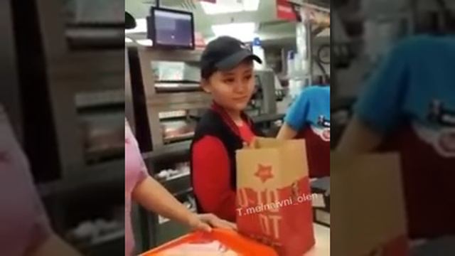 В KFC послали покупателя на х☆й смотреть онлайн