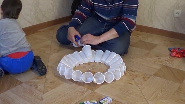 Снеговик из пластиковых стаканов смотреть онлайн