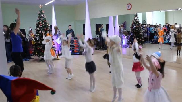 Танцуют малыши 3-6 лет! Новогодний праздник в клубе «Магис Дети» смотреть онлайн