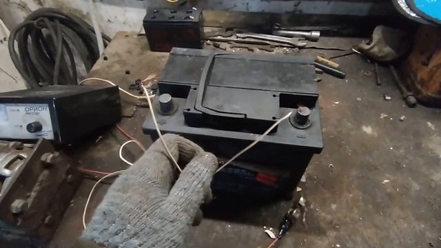 Восстановил ëмкость старого автомобильного аккумулятора на 100%! Поменял плюс с минусом! смотреть онлайн