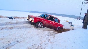 Студент на ВАЗ 2106 объезжает внедорожники на бездорожье. Иномарки так точно не смогут.