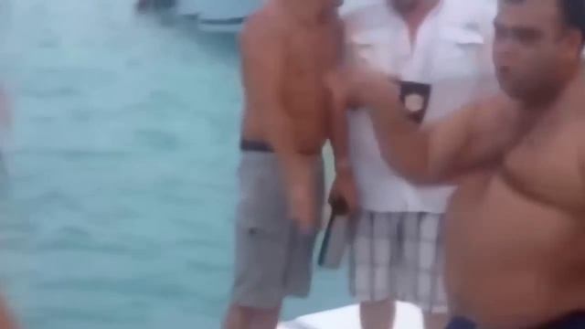 Девушка не хотела, но её заставили показать киску. смотреть онлайн