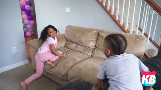 Kamdenboy & Kyraboo Chase the Gummy Bear Runner смотреть онлайн