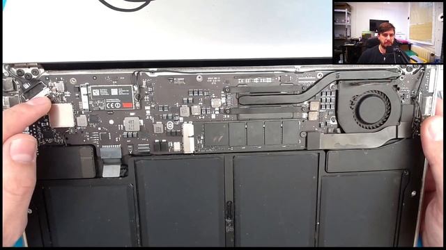 Macbook A1466 - Poškozený Tekutinou - Nefunkční Podsvícení Displaye