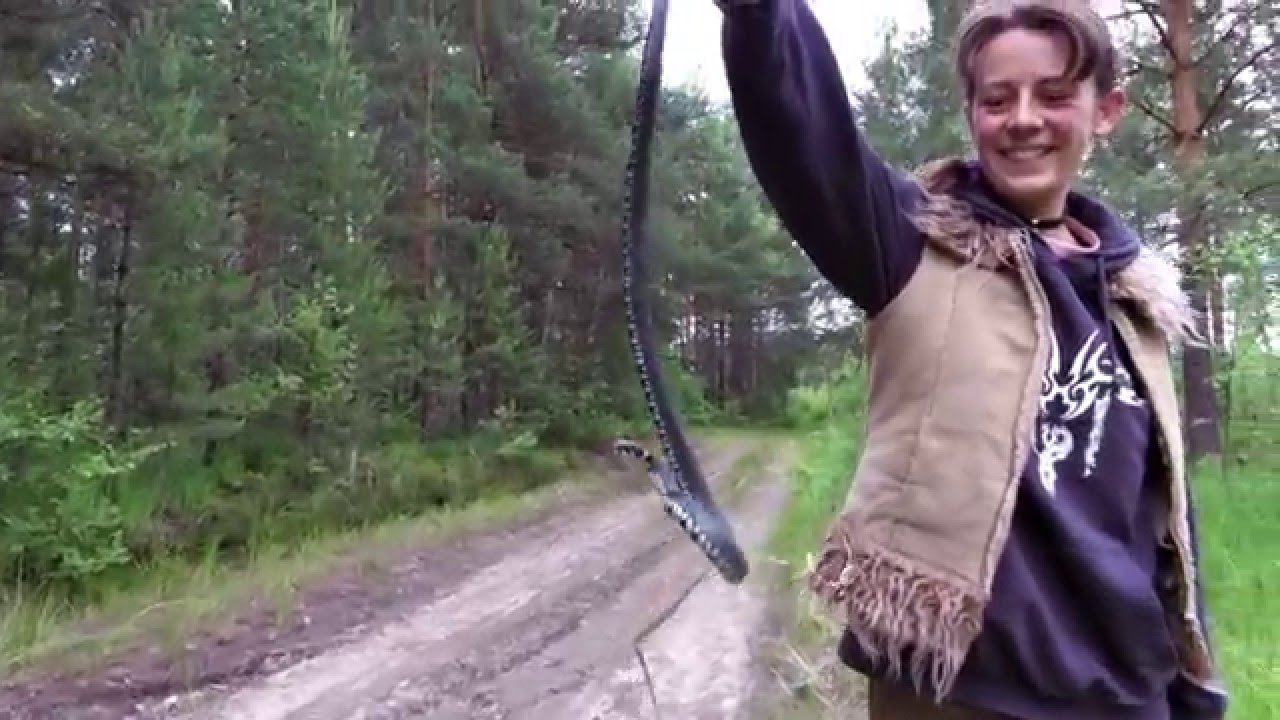 Полина поймала ужа и поплатилась. Мещера. КукуруЗо. смотреть онлайн