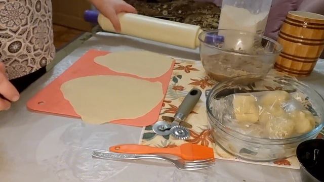 Готовлю домашние чебуреки 😋 на большую семью 👍🌺 смотреть онлайн