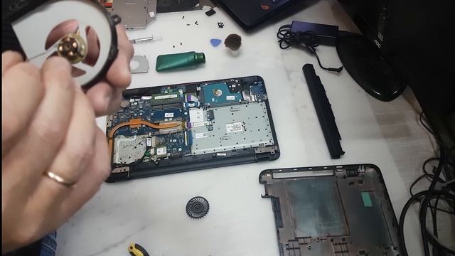 Ноутбук HP 15-ac172ur / шумит / греется / зависает смотреть онлайн