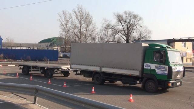 Параллельная парковка грузовик с прицепом