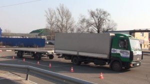 Параллельная парковка грузовик с прицепом