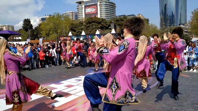 Азербайджанский народный Танец Пастухов (Çobanlar reqsi) На бульваре гости столицы в восторге смотреть онлайн