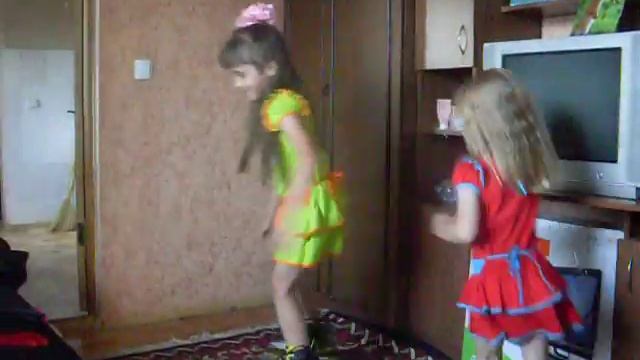 Детские прикольные танцы кто как.смешно до слёз смотреть онлайн