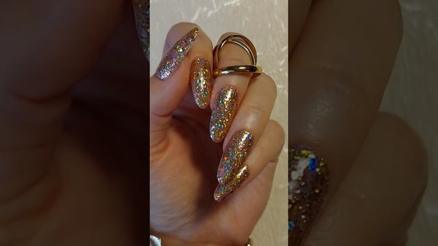 Оооочень золотой маникюр ??? #nailart #nail #nails #маникюр #ногти #дизайнногтей #блестки #блеск смотреть онлайн