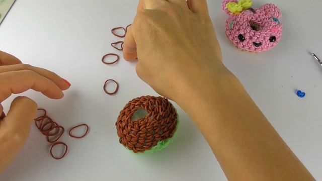 Пончик-Зайка из резинок Лумигуруми Весёлый пончик на крючке смотреть онлайн