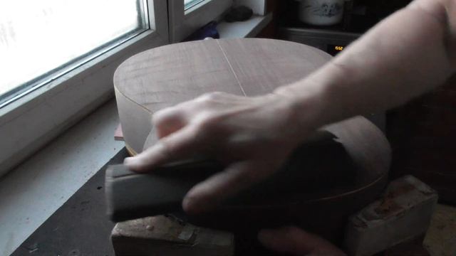 Обработка нижней деки шкуркой на палке против слоёв(видео №984). смотреть онлайн