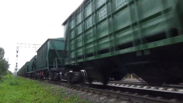 "Напесочили видеооператора!" Электровоз ВЛ10У-132 с грузовым поездом смотреть онлайн