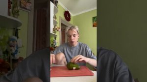 Паша готовит суши
