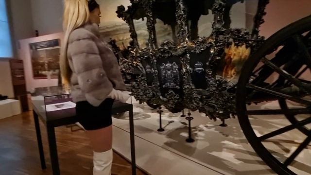 ?Императорский музей карет. The Imperial Carriage Museum (Kaiserliche Wagenburg )? смотреть онлайн