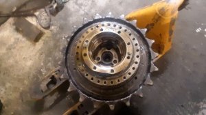 Работа и устройство бортовой передачи гусеничного экскаватора . Планетарный редуктор .