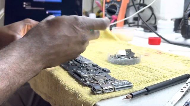 MacBook Air A1466 No Backlight