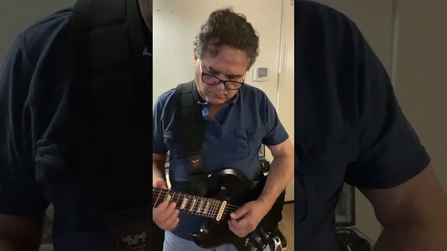 Michael J Mesa performing the “2013 Gibson Future SG, Fender Blues Junior, Digitech RP 1000 Blues” смотреть онлайн