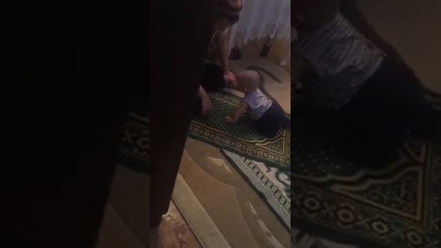 Ребёнок читает намаз с Отцом смотреть онлайн