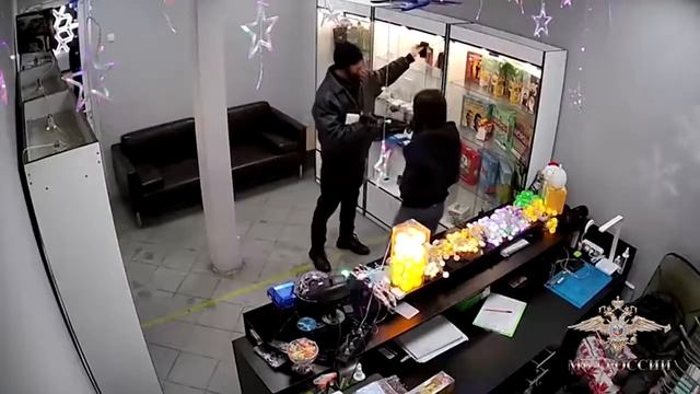 Мужчина ограбил магазин, угрожая продавцу вешалкой смотреть онлайн