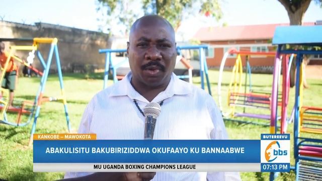 Okujaguza Olunaku Lw’omutukuvu Martin, Abakulisitu Bakubiriziddwa Okufaayo ku Bannaabwe смотреть онлайн