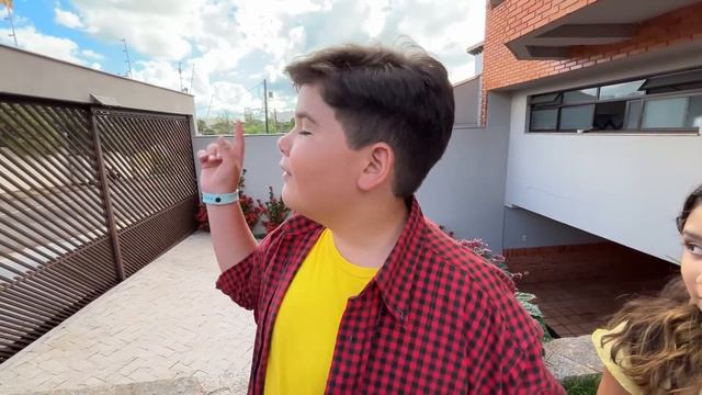 Uma ABELHA picou a Helo! смотреть онлайн