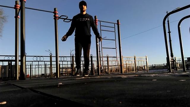 Зарядка на улице,на набережной!Прошу прощение за тихий звук,сори) смотреть онлайн