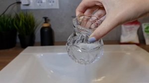 Как быстро отмыть хрусталь. Удаляем налет на хрустальной вазе с узким горлышком.