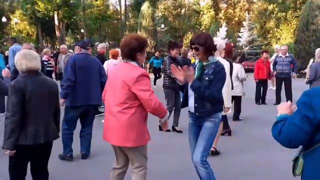 СТАРЫЙ КОНЬ БОРОЗДЫ НЕ ПОРТИТ!??/ТАНЦЫ В ПАРКЕ ГОРЬКОГО ХАРЬКОВ ОКТЯБРЬ 2021 смотреть онлайн