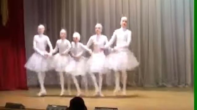 В школе N 32 юбелей и малчики танцуют в платьях смотреть онлайн