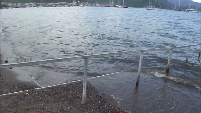 Пляжный сезон в Мармарисе в октябре море еще теплое