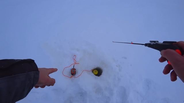 МОРДАТЫЕ ГОРБАЧИ ГНУТ КИВОК на БЕЗМОТЫЛКУ и глотают БАЛАНСИР целиком! Зимняя рыбалка! Ловля окуня! смотреть онлайн