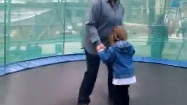 Как научить ребёнка прыгать на батуте смотреть онлайн