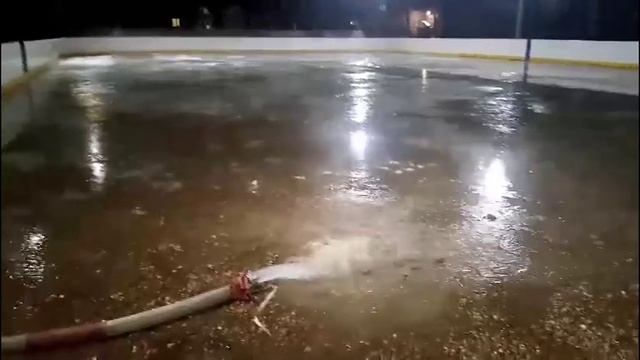 Зима только вступает в свои права, а юные любители хоккея уже заливают лед на кортах смотреть онлайн