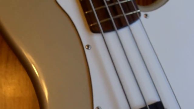 Squier Precision Bass смотреть онлайн
