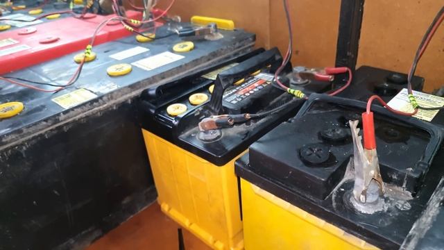 Залил электролит в аккумулятор под пробки.И? смотреть онлайн