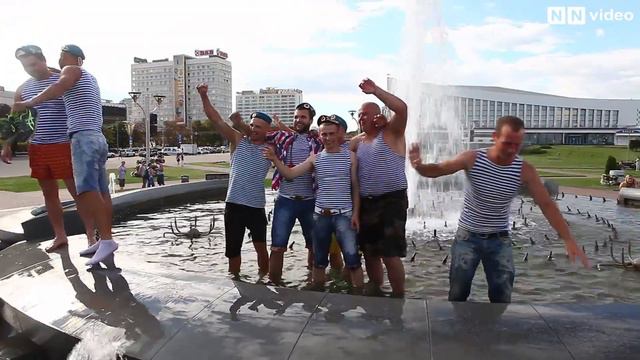 Дэсантнікі купаюцца ў фантане / Десантники купаются в фонтане смотреть онлайн