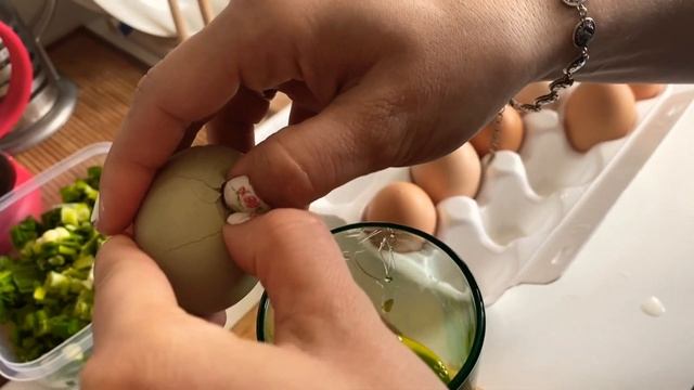 Омлет из деревенских яиц с сосисками и помидорами(без молока!)? смотреть онлайн