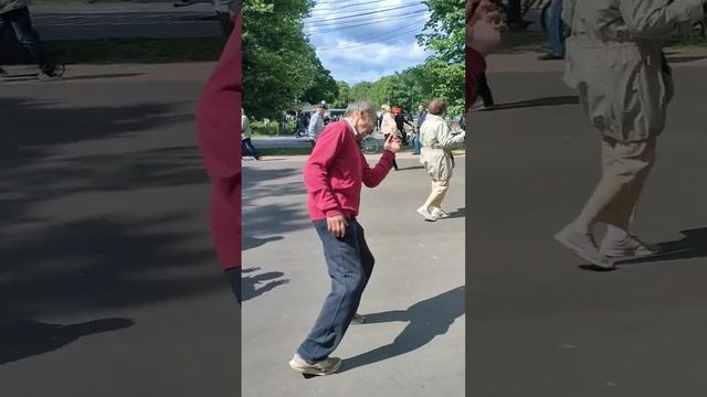 "Кто лучше всех танцует твист и рок-н-ролл??! Конечно, Он!!!" смотреть онлайн