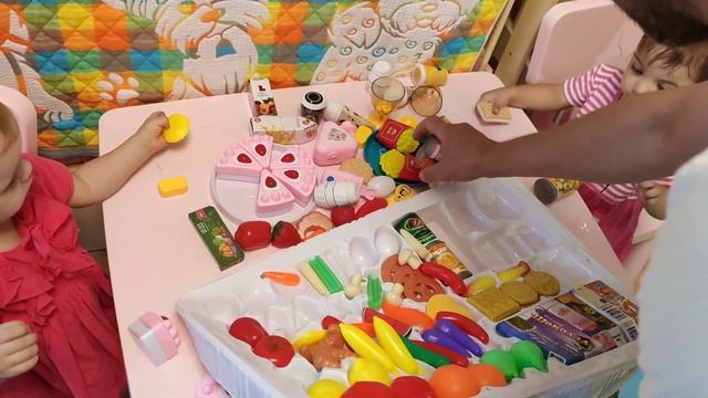 Вика и Мила изучают полезные продукты, овощи, фрукты смотреть онлайн